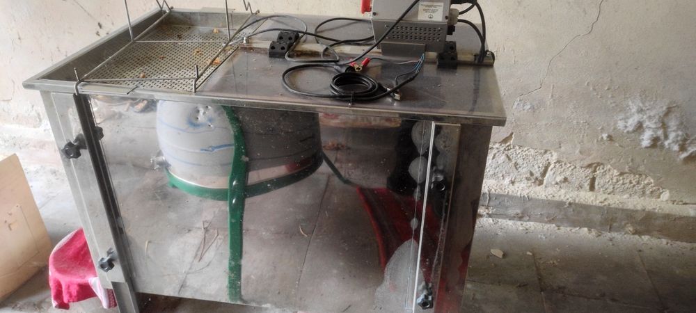 Miodarka Lyson elektryczna cztero ramkowa 230v i 12v