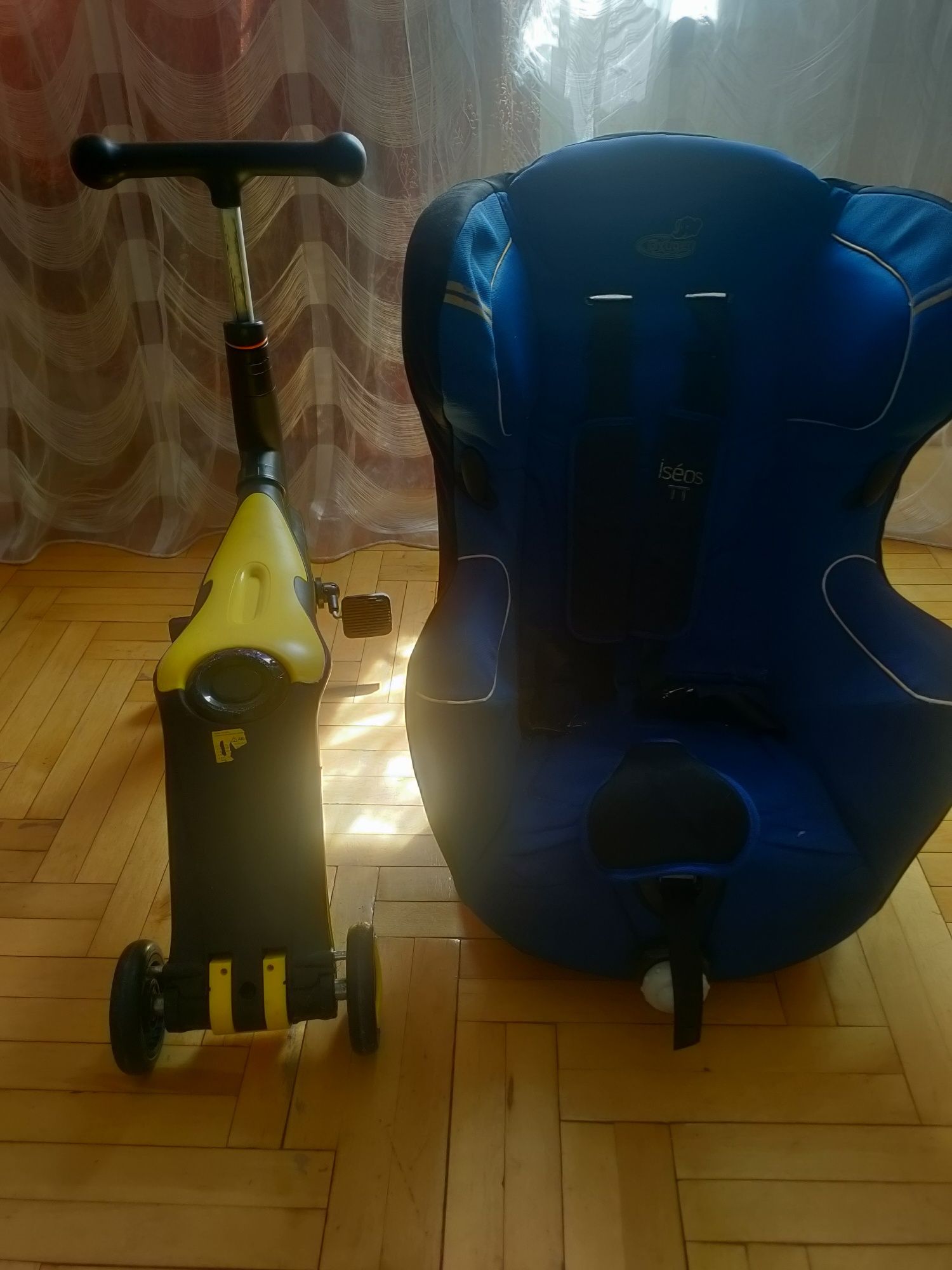 Продам автокрісло і самокат 3в1