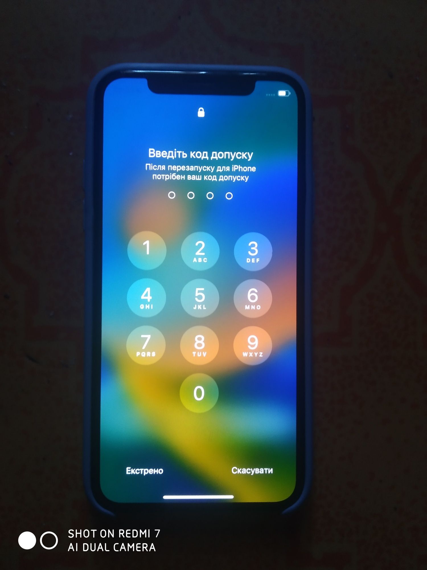 Продам IPhone 10 (x) на 64 . Стоит код пароль.