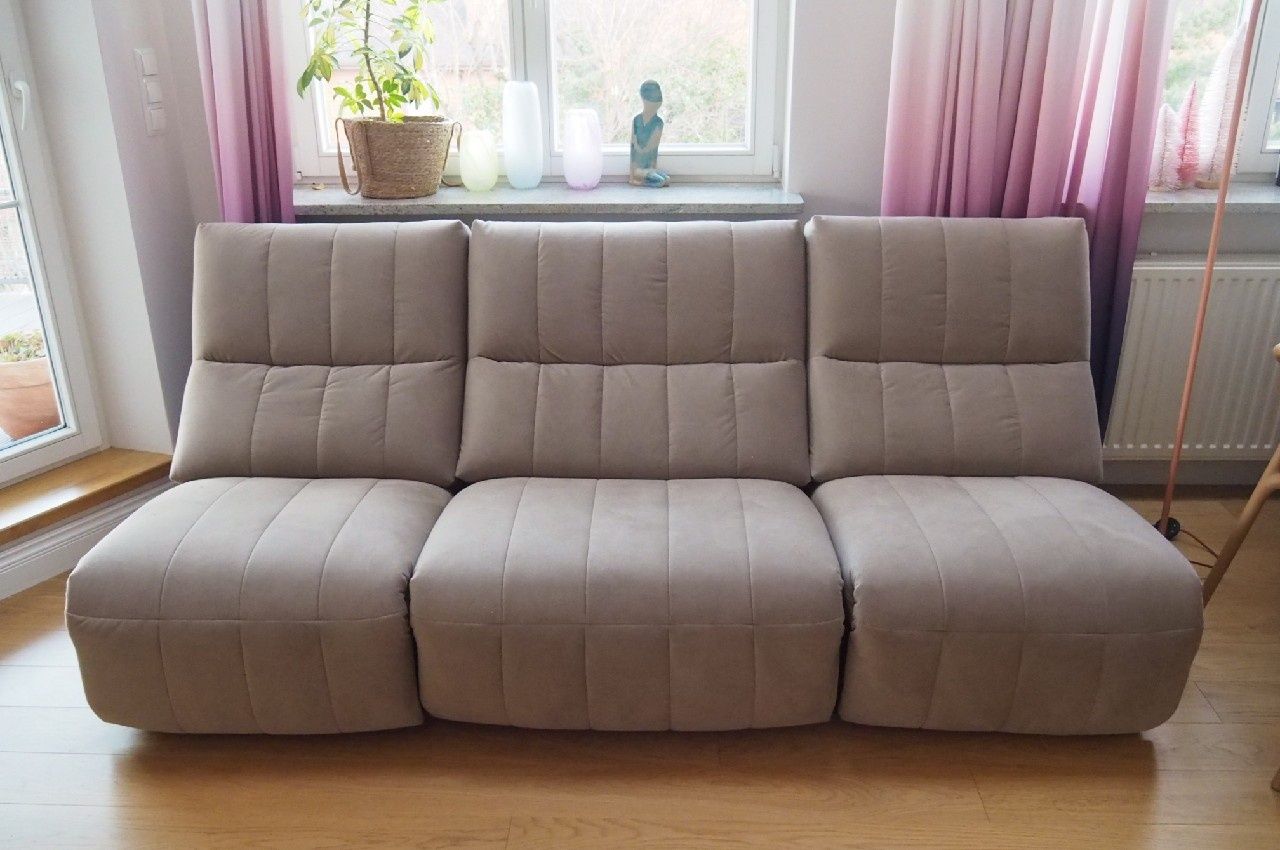 Sofa Camaro latte welurowa z potrójną funkcją relaks