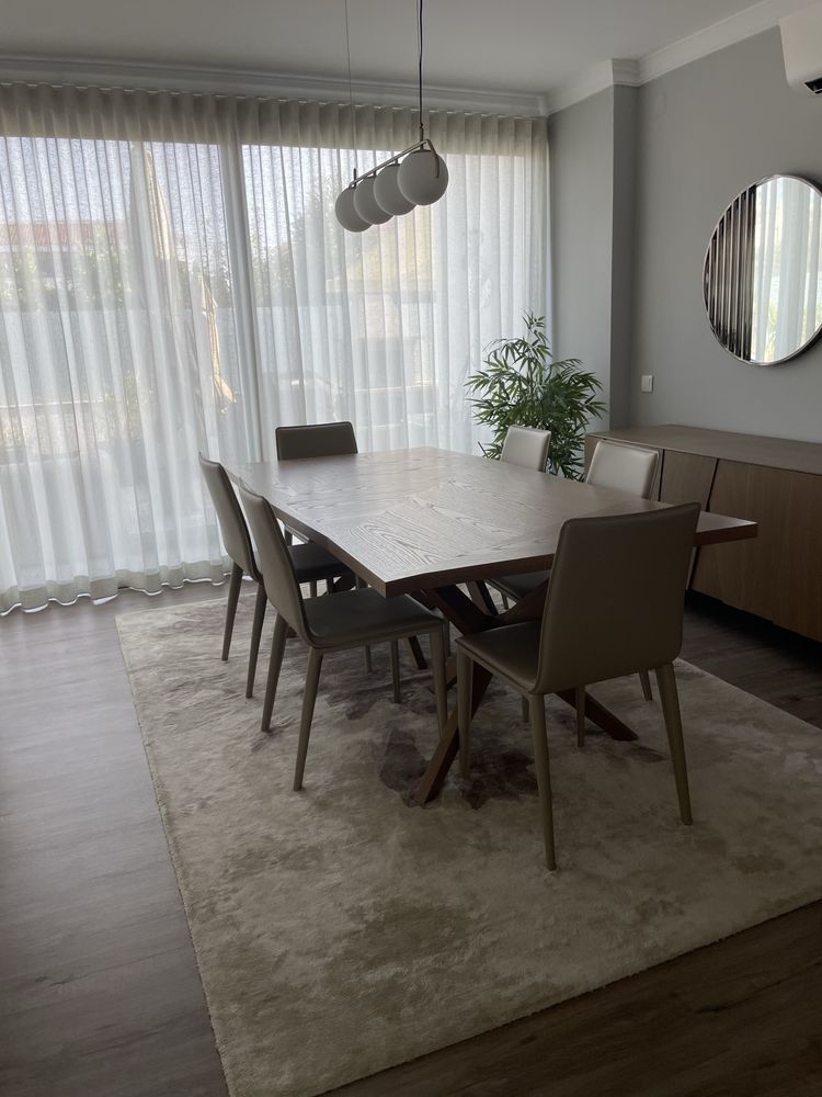 Mesa de Jantar + Cadeiras
