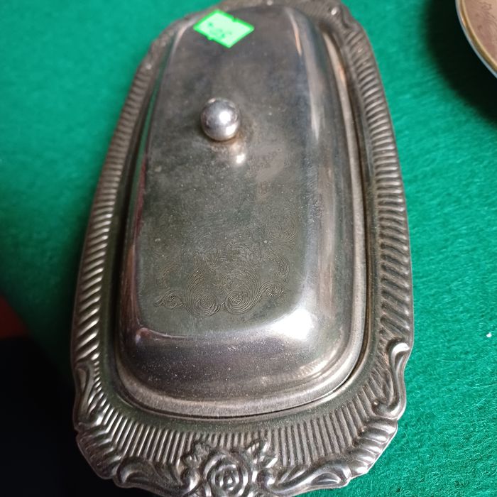 Maselniczka stara z rzeźbionego metalu.