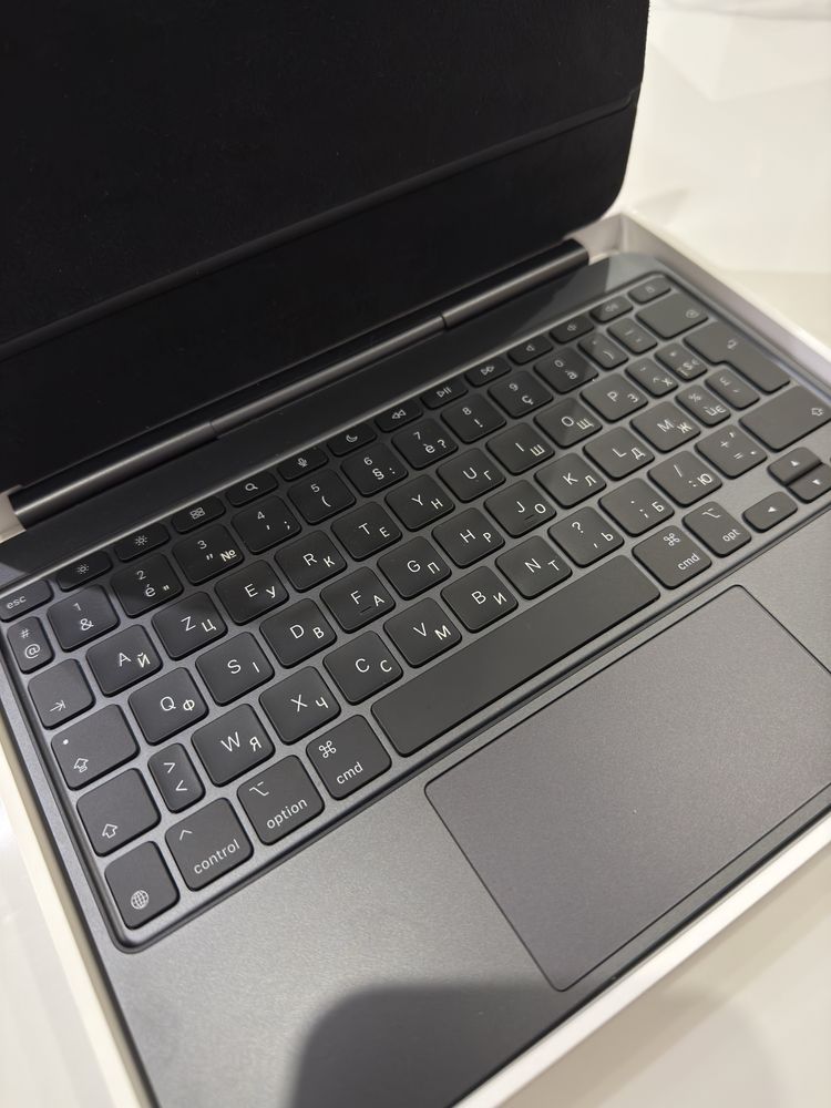 Чохол-клавіатура для планшета iPad Pro 11