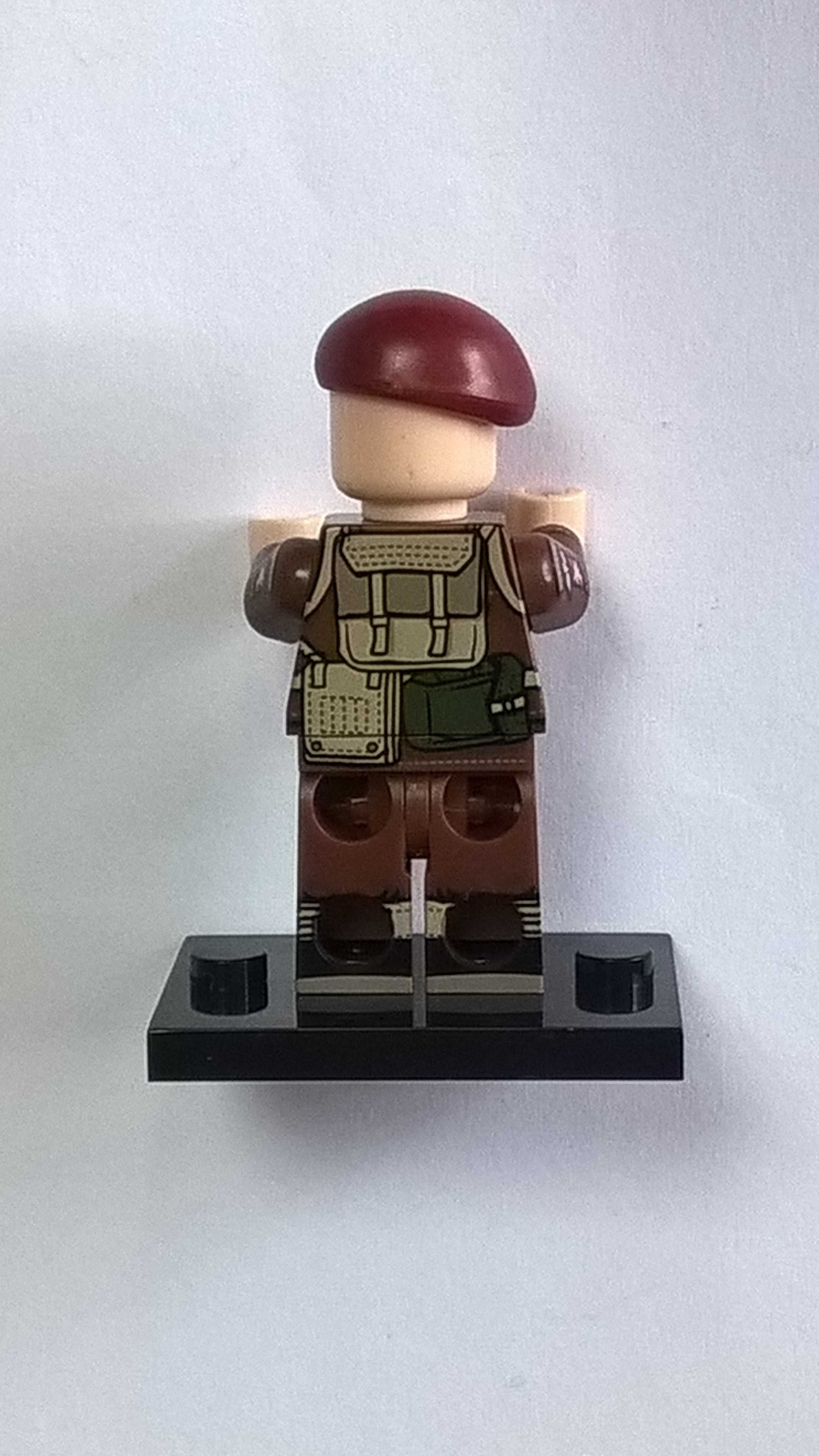 Figurka żołnierza brytyjskiego z br. 4 strony nadruk WW2 komp. z Lego