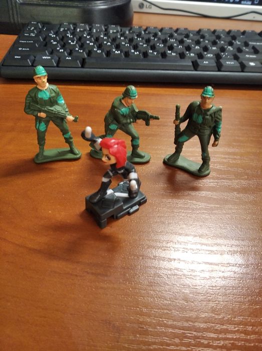 Продам статуетки іграшкових воїнів