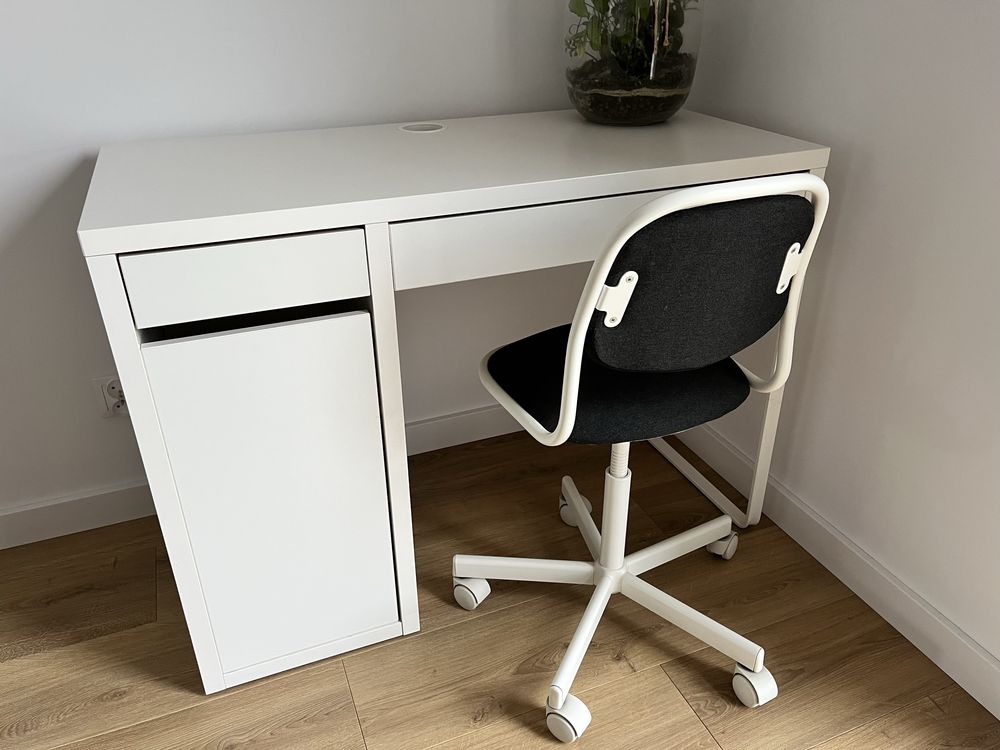 Biurko i krzeselko krzeslo obrotowe Ikea