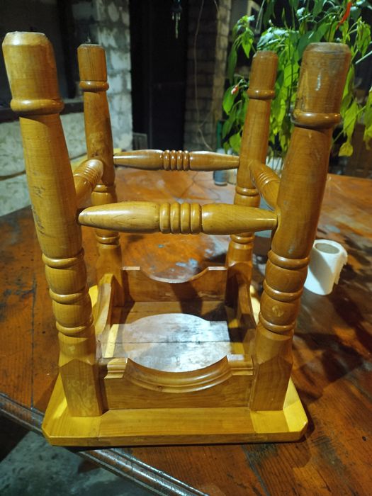 Стол и стулья деревянные