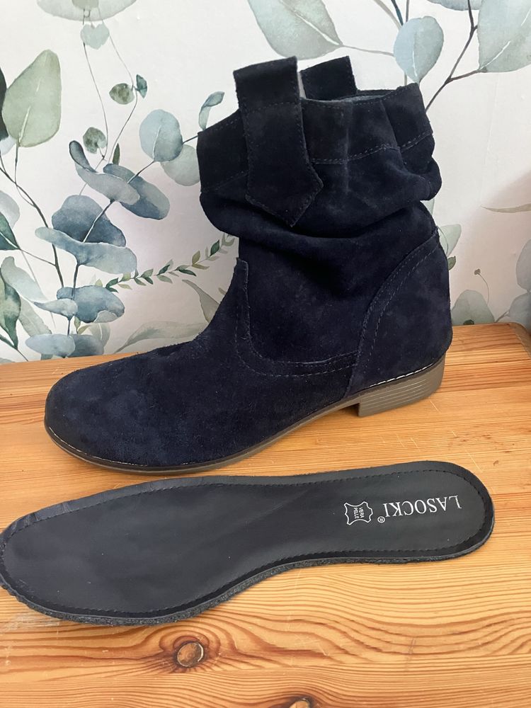Botki damskie Lasocki skóra zamszowa granatiwe roz.38