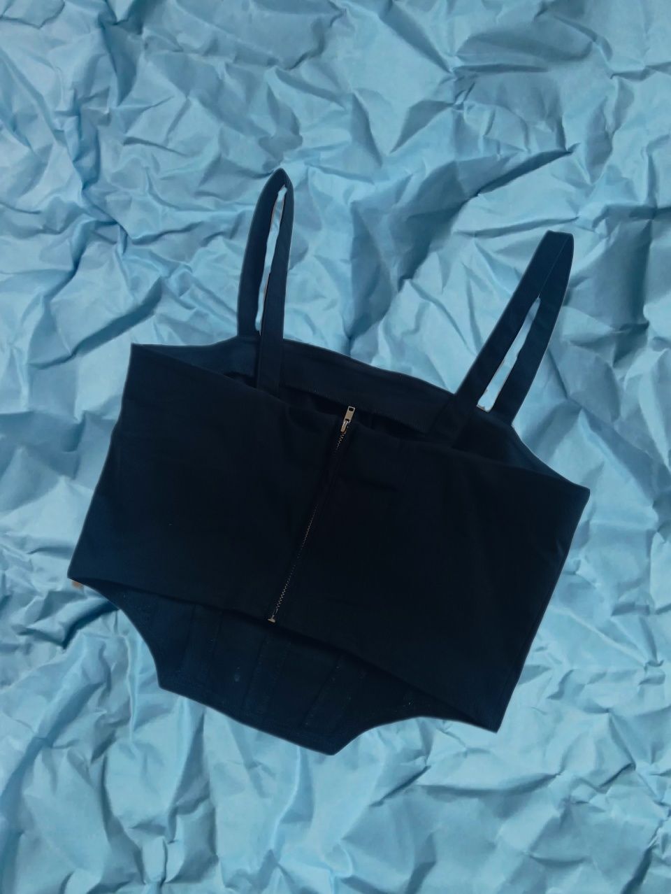H&M / Czarny wyprofilowany crop top z dłuższym przodem / S 36