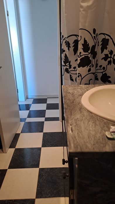 Arrenda se quarto com closet arrumos e casa de banho