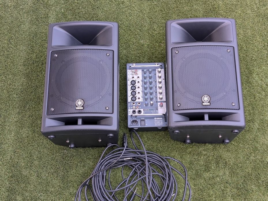 Colunas Yamaha Stagepas 300