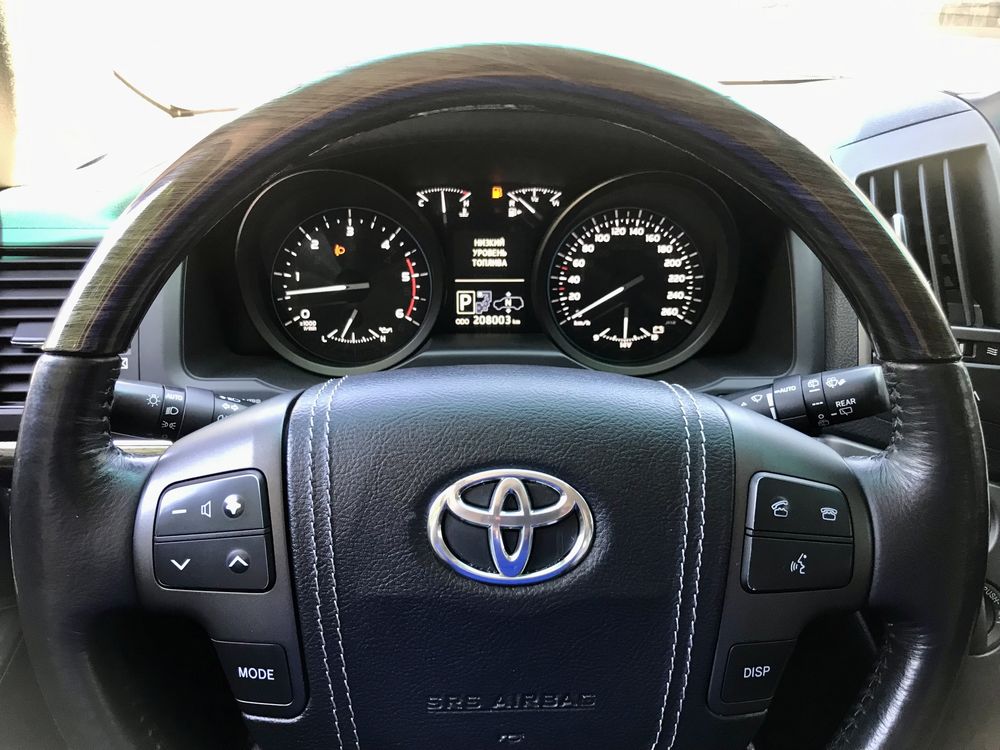 Продам Toyota Land Cruiser 200 2015 года 4.5 Дизель