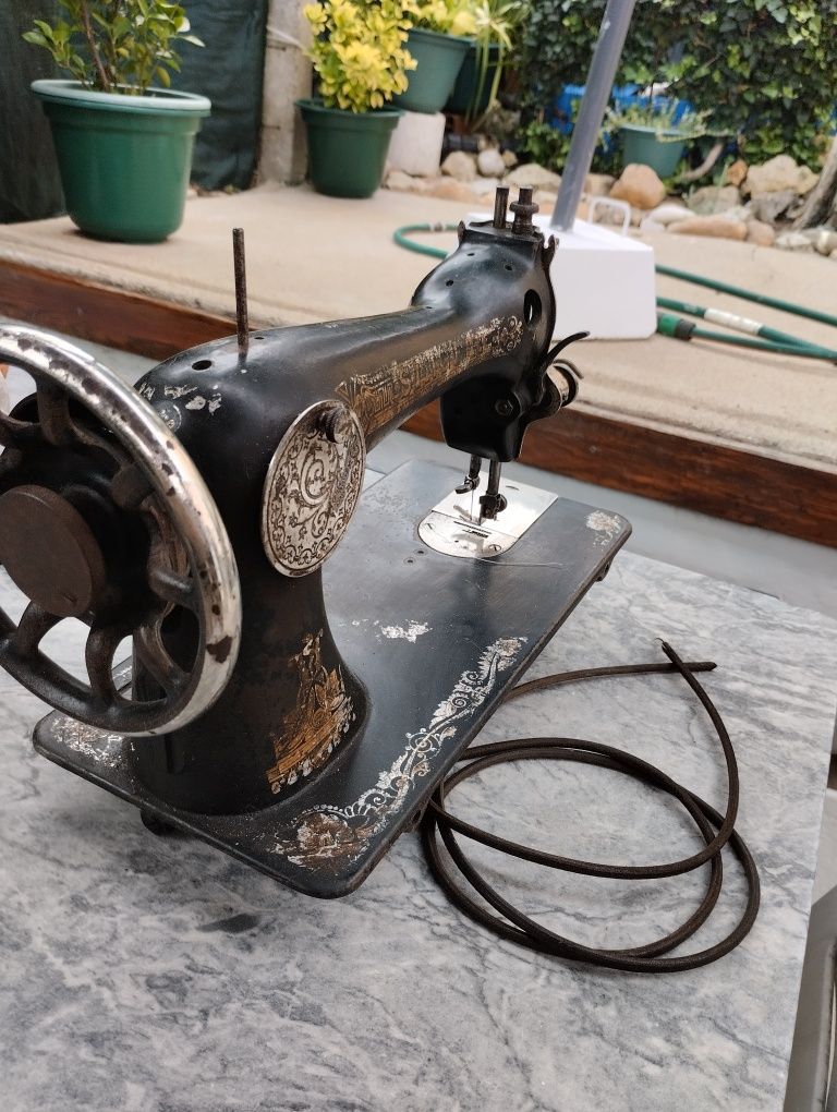 Máquina de costura antiga.