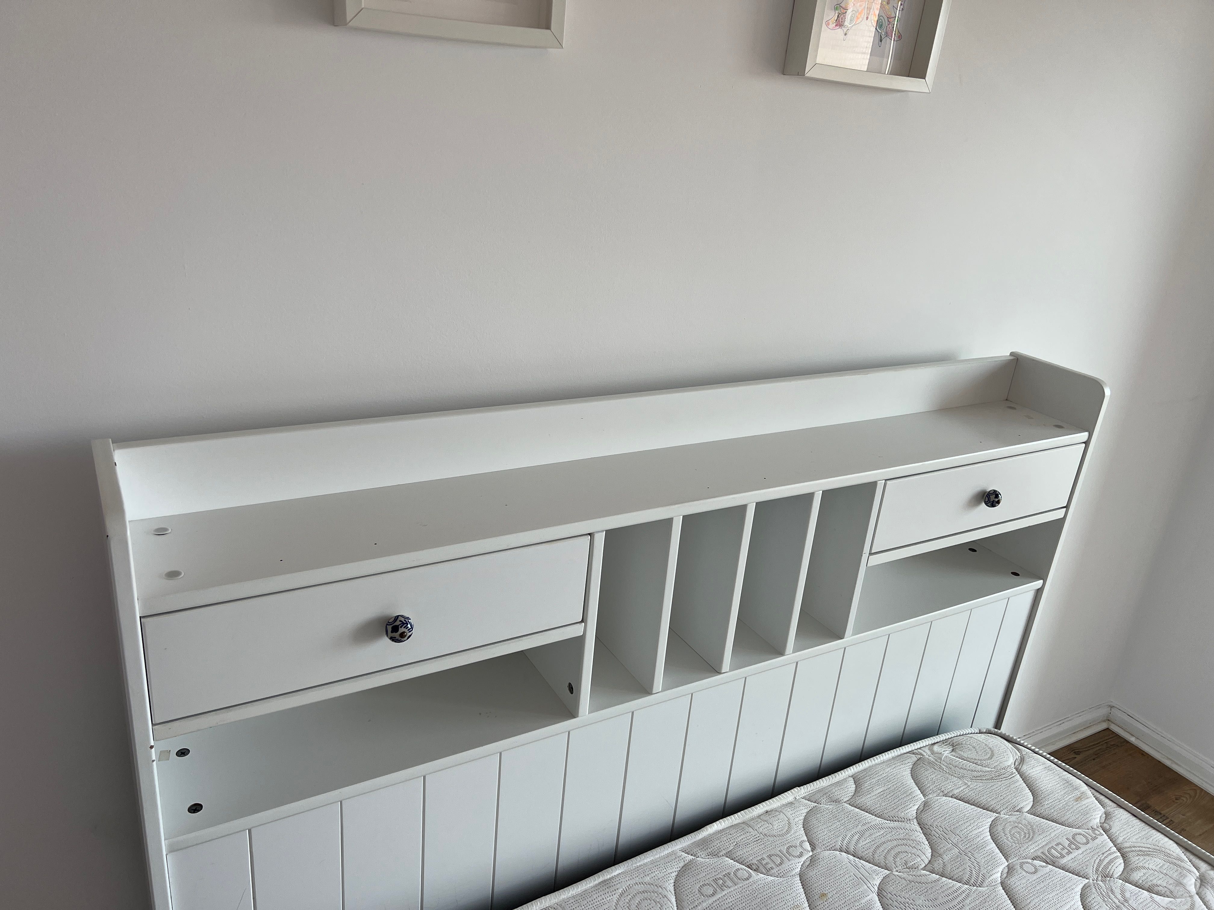 Cama de casal branca, estrado e colchão.