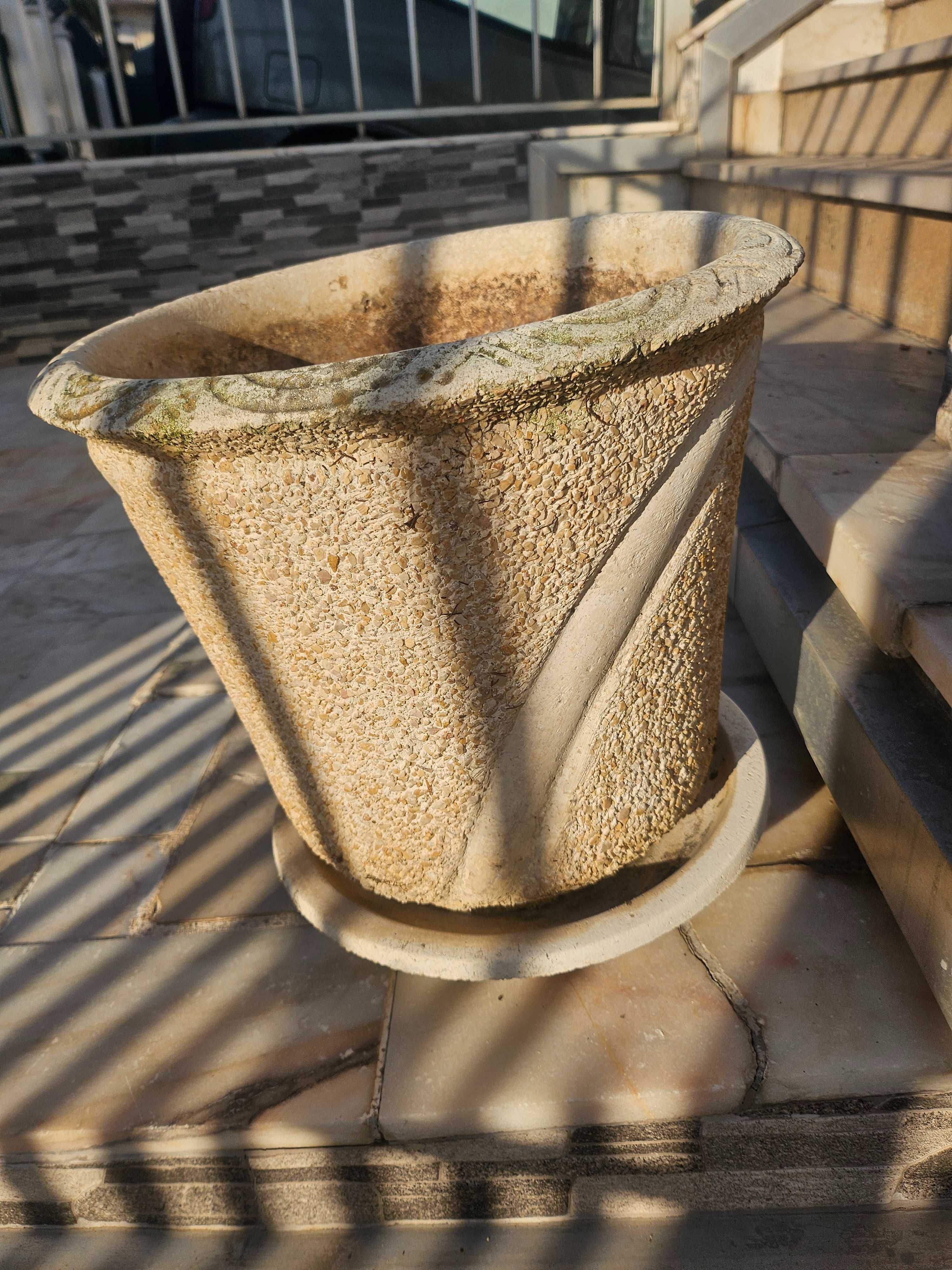 Vasos em pedra para desocupar