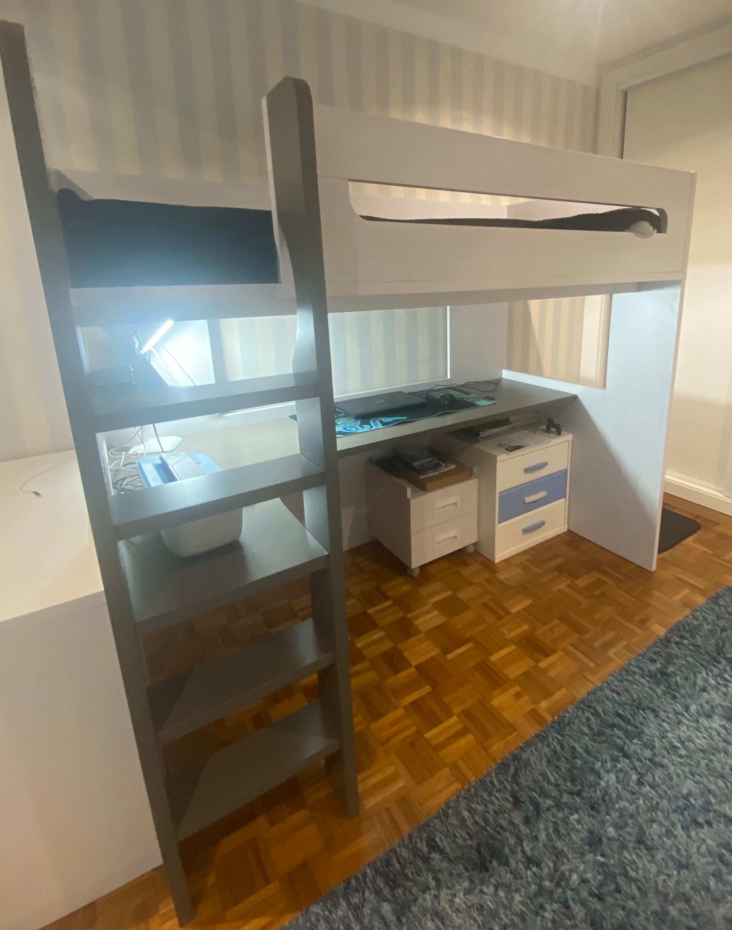 Cama com secretária