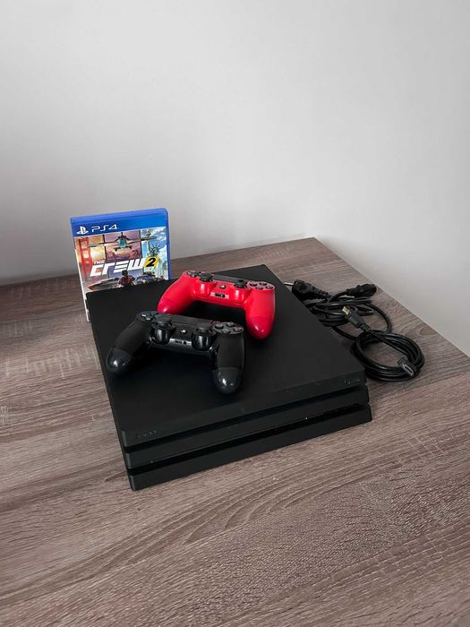 PS4 PRO 1TB 2Pady + gra