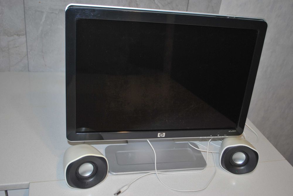 Display HP 19cali z głośnikami
