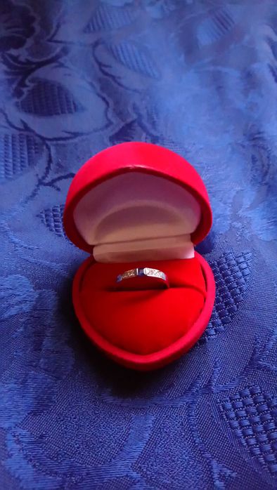 Pierścionek zaręczynowy