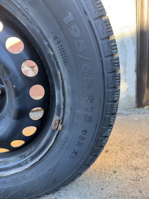 Зимова резина Nokian R15 з дисками та ковпакам