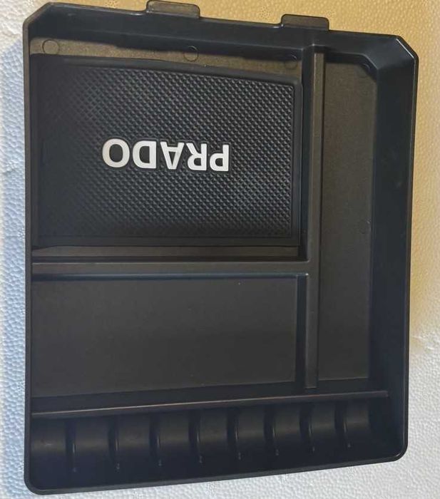 Вставка в подлокотник полка с логотипом(Prado)Тойота Ленд Крузер Прадо