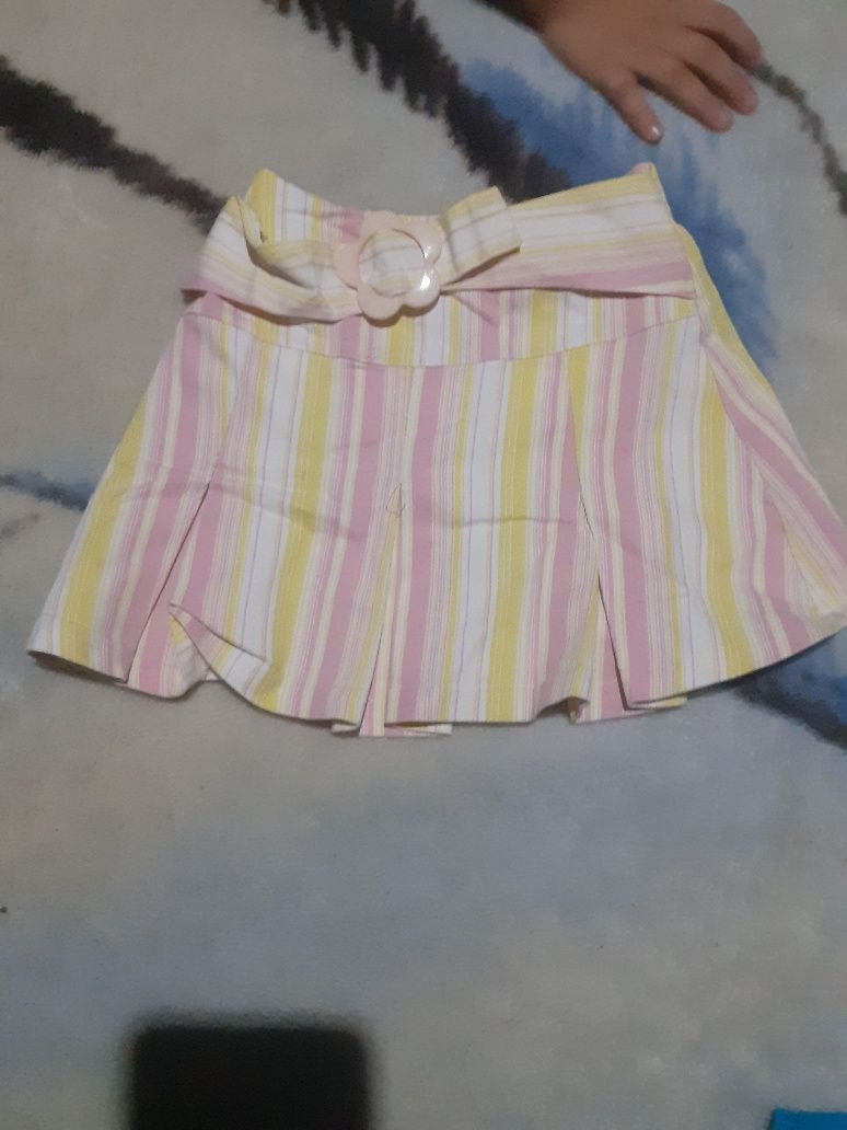 Vendo duas saias de menina 6/8 anos como novas
