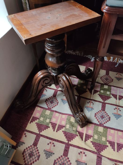 Mesa em pé de Galo dos Móveis Tralhão com 6 cadeiras