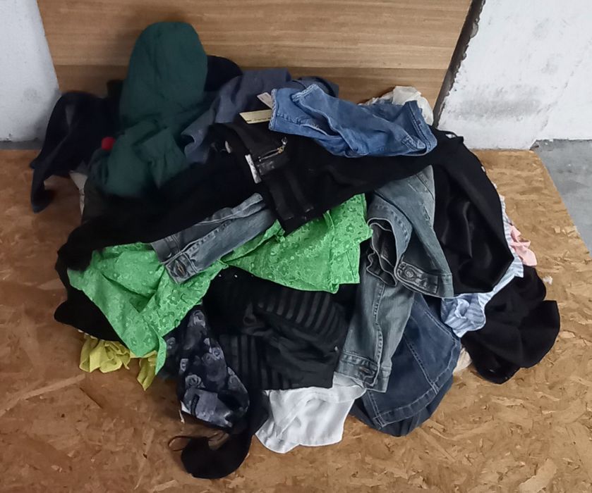 lote de 102 peças de roupa