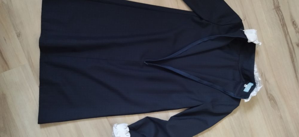 Продам красивое школьное платье  134(больше мерить)