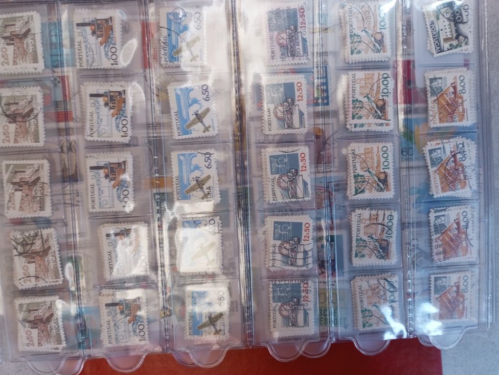 Coleção de Selos. Dossiê cheio de selos de vários países e períodos