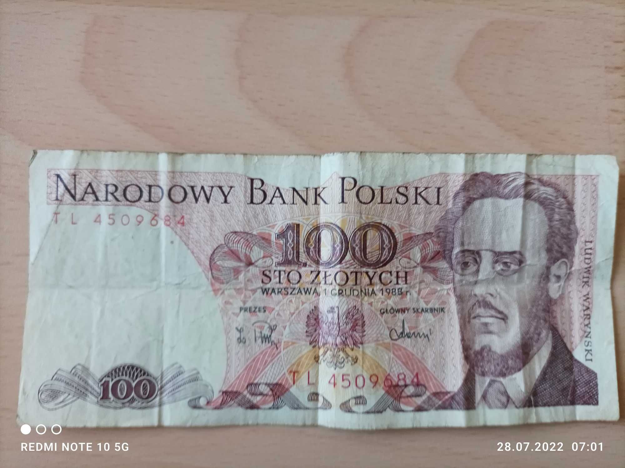 Papierowa waluta z czasów PRL.