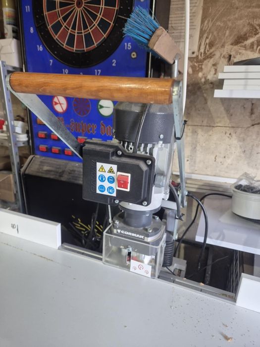 Wiertarka cormak do zawiasów ze stołem i odciągie.