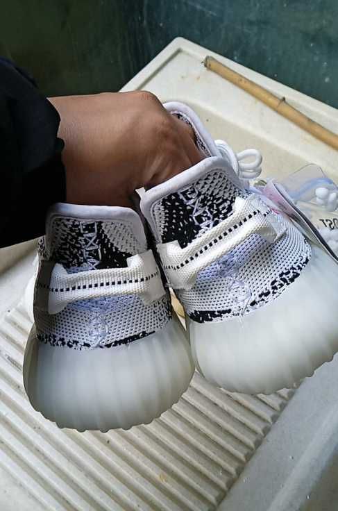 adidas Yeezy Boost 350 V2 Zebra EU43