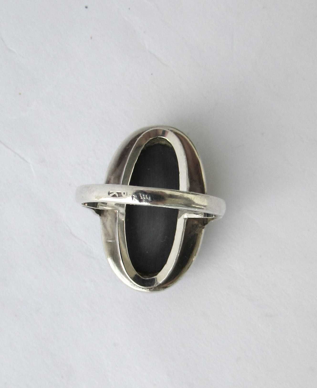 Srebrny pierścionek z naturalnym hematytem