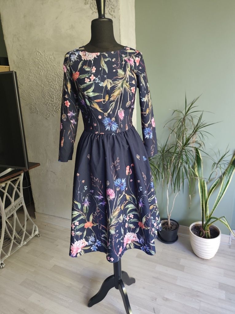 Livia clue piękna sukienka wesele elegancka 34 kwiaty