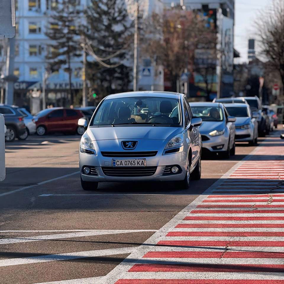 Пежо 5008 велике економне сімейне авто оцинковане дизильний двигун