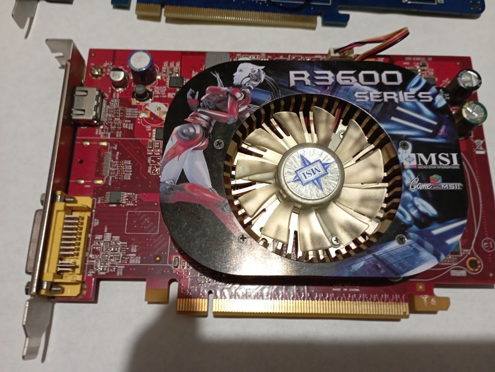 Три рабочих видеокарты  GeForce 9600 GSO Radeon HD3650 Radeon HD3870