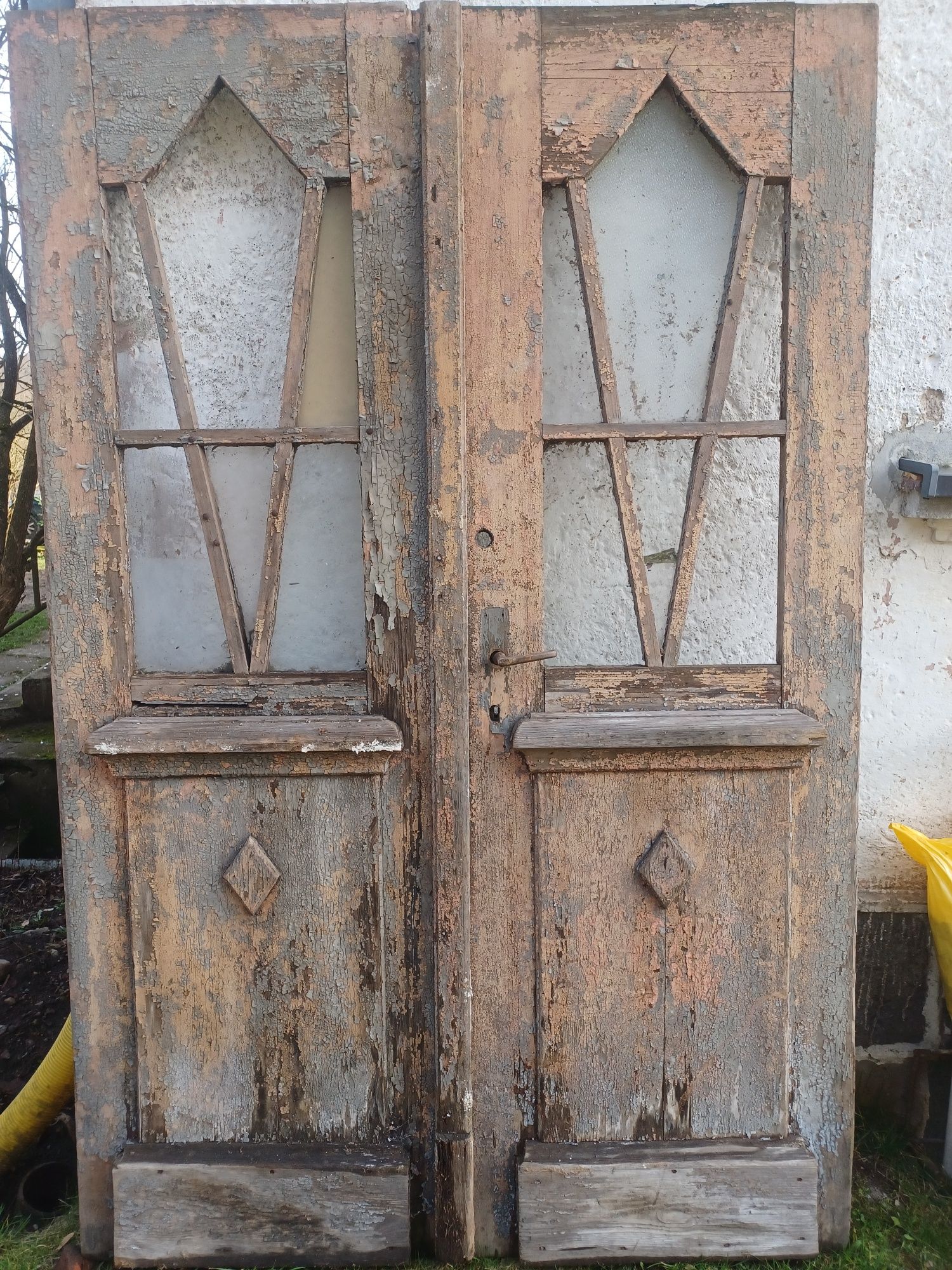 Stare drewniane drzwi do renowacji