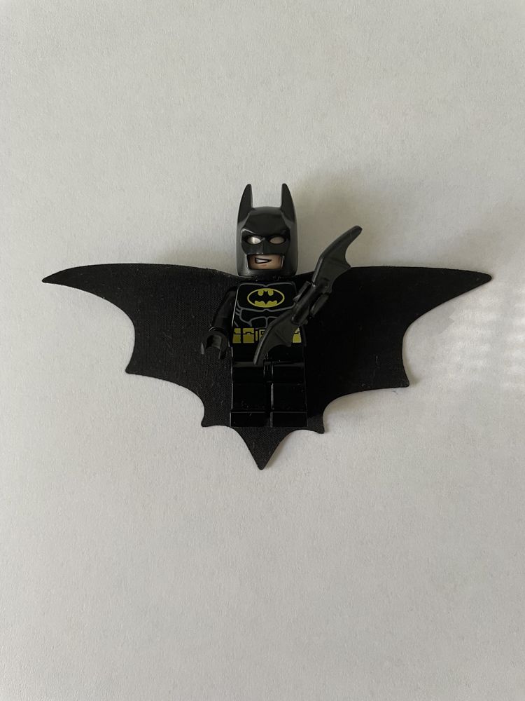 LEGO Batman figurka Batmana z szeroką peleryną.