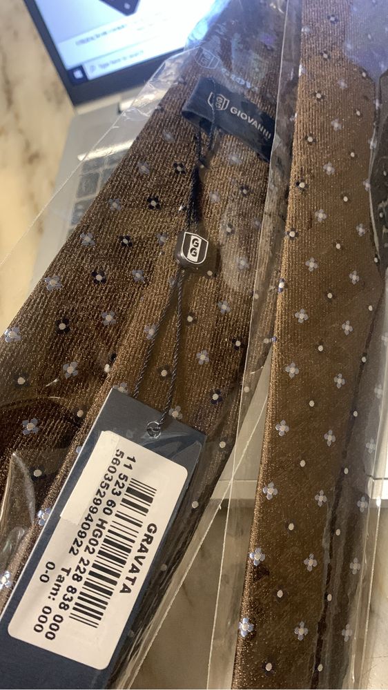 Gravata nova “Giovanni Galli” castanha com padrão de flores azuis