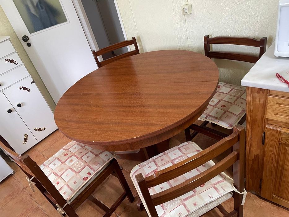 Mesa retráctil com 4 cadeiras