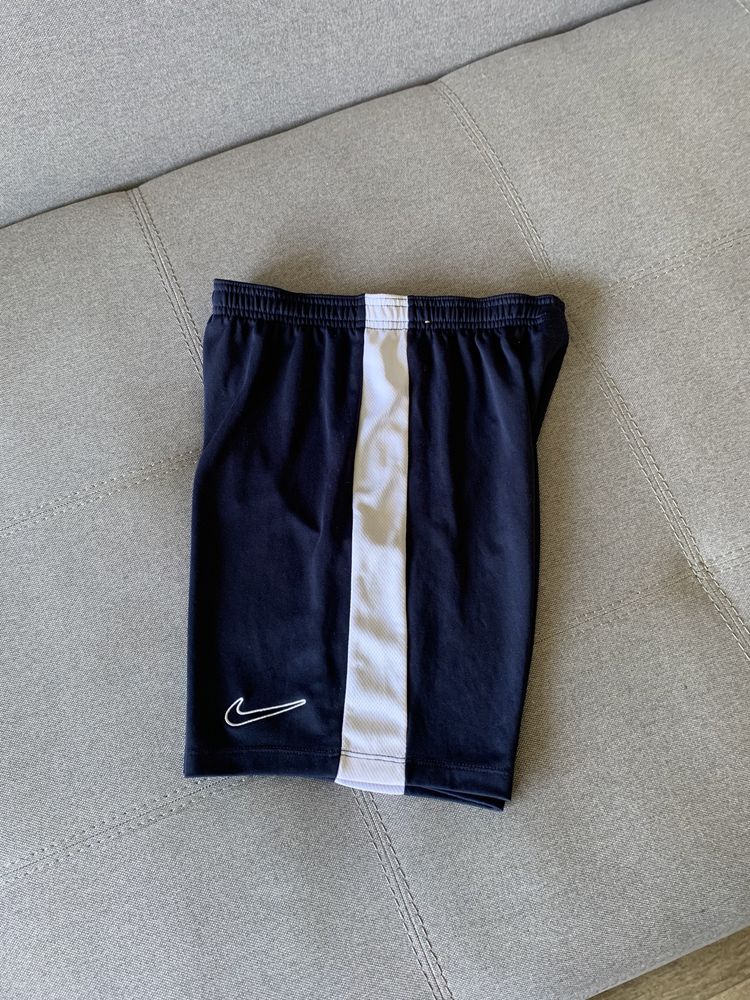 Спортивні шорти nike р.l  на 12-13 років р.147-158 футбольні