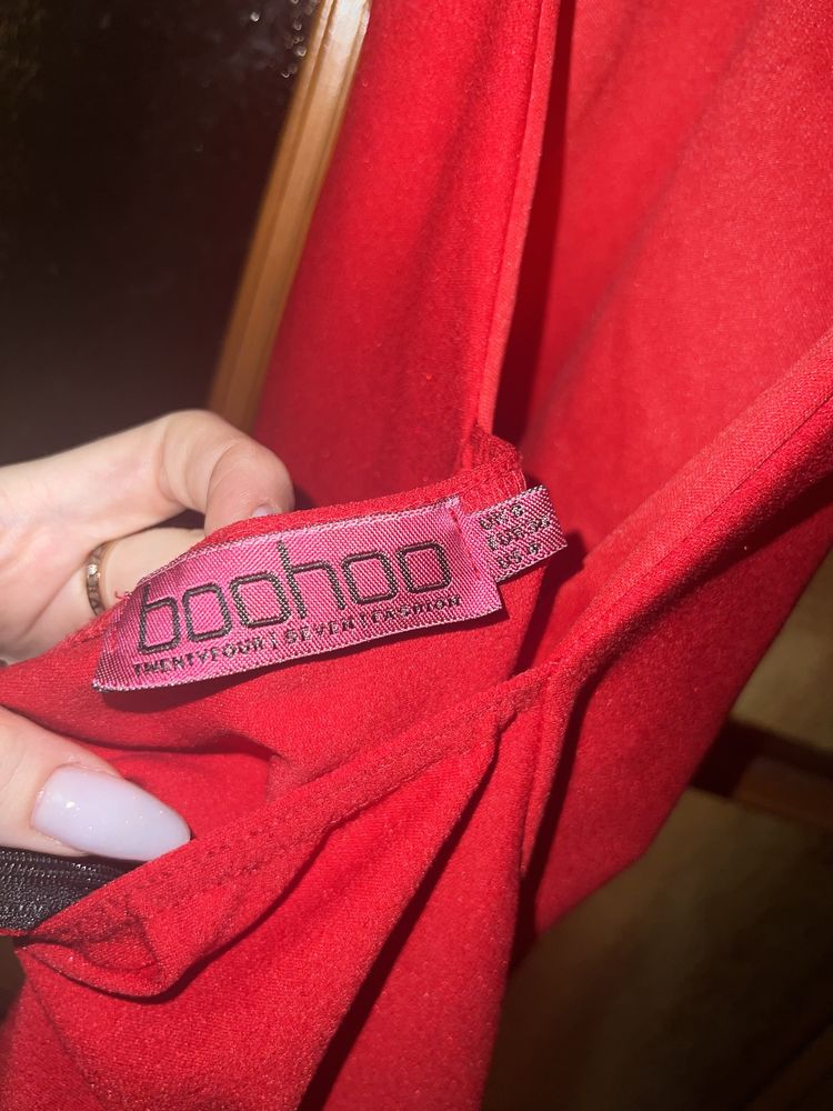 Сукня Boohoo.