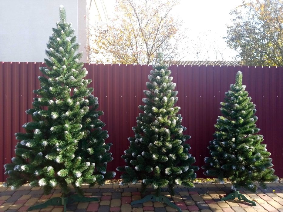 Ялинка штучна " Королева з білими кінчиками та шишками