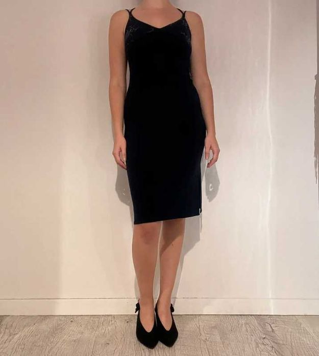 Granatowa dopasowana sukienka z prześwitującym tyłem