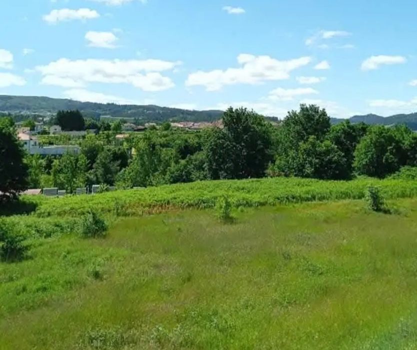 Terreno plano para construção de moradia individual, 2 unifamiliares
