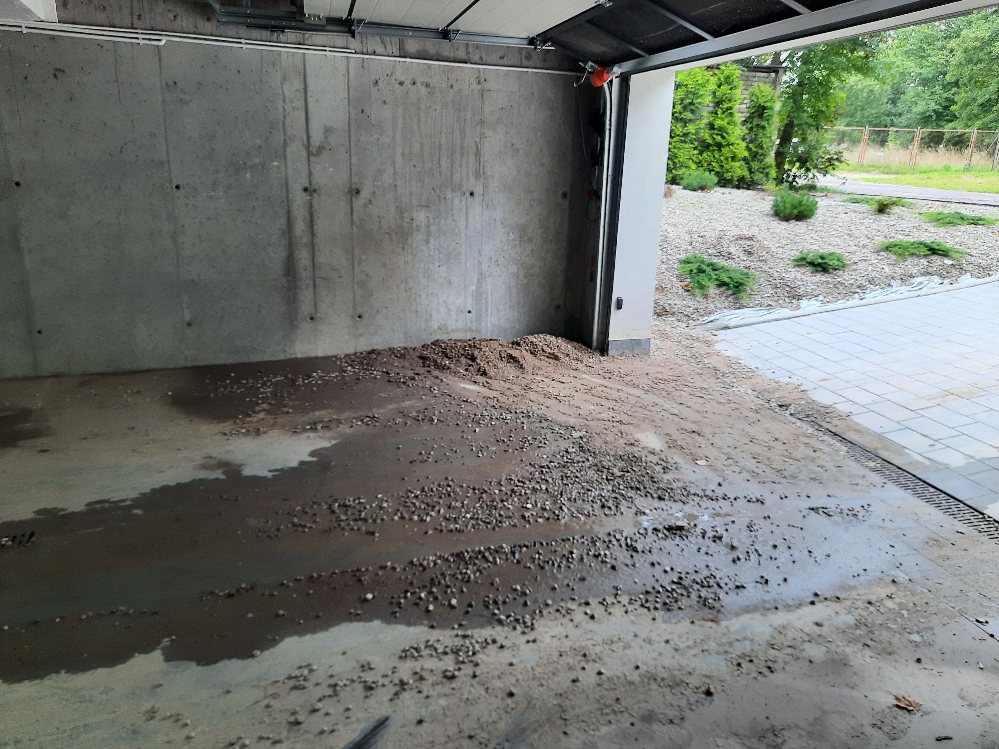 Czyszczenie maszynowe sprzątanie hal doczyszczanie płytek  gresowych