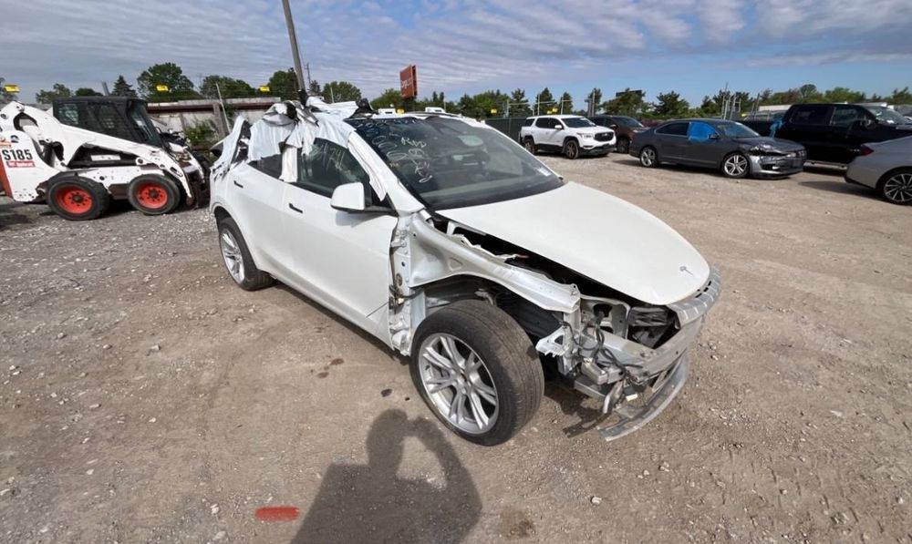 Тесла X продаж в дорозі