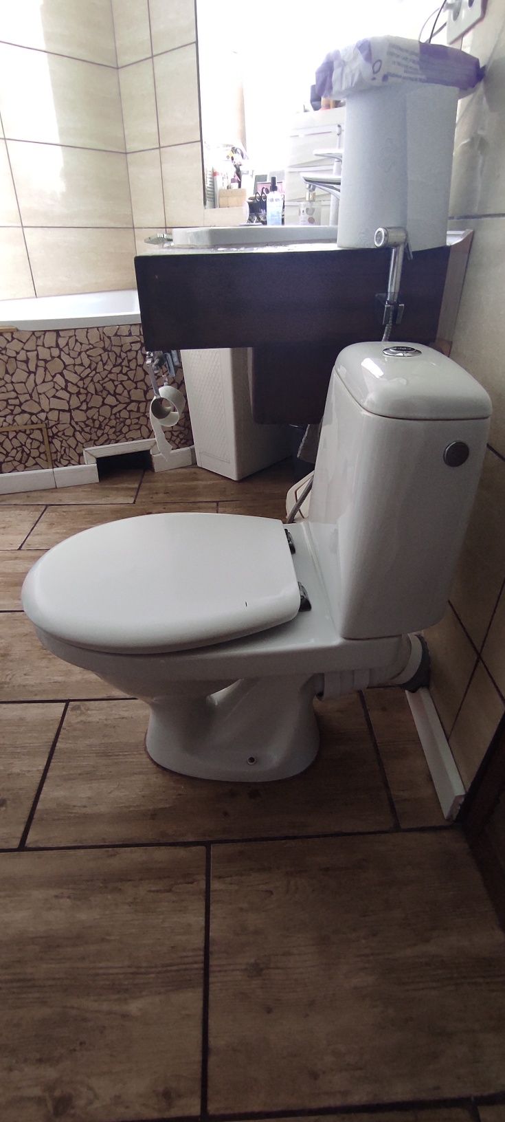 Wanna, umywalka, WC, lustro, stojak na ręczniki, baterie