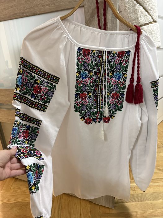 Жіноча вишиванка розмір S з пояском